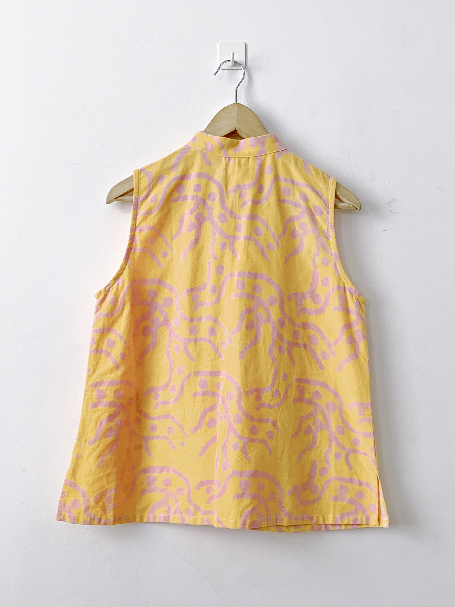 トップス CIRCLE SLEEVELESS-SHIRT Marzipan Sleeveless Shirt – Zuri