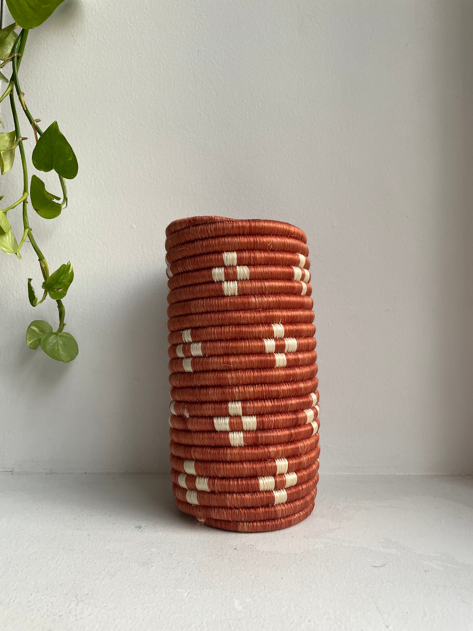 Display of bright brown colored vase with beige flowers