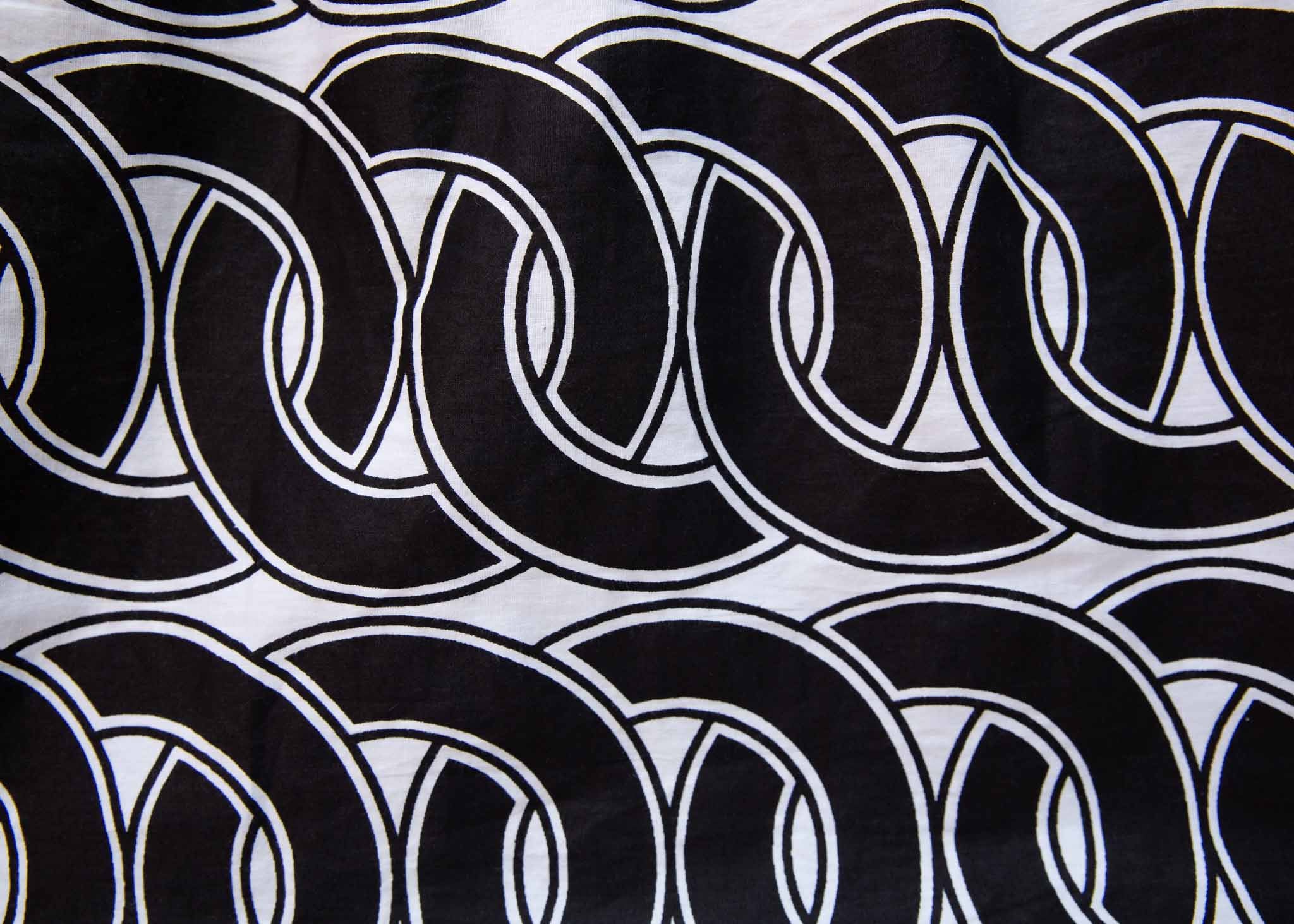 Display of black and white chain link shirt print.